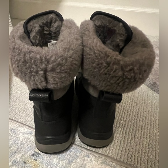 Barely Used UGG Adirondack Boot III, Black/Grey, Size 9 - Picture 5 of 9